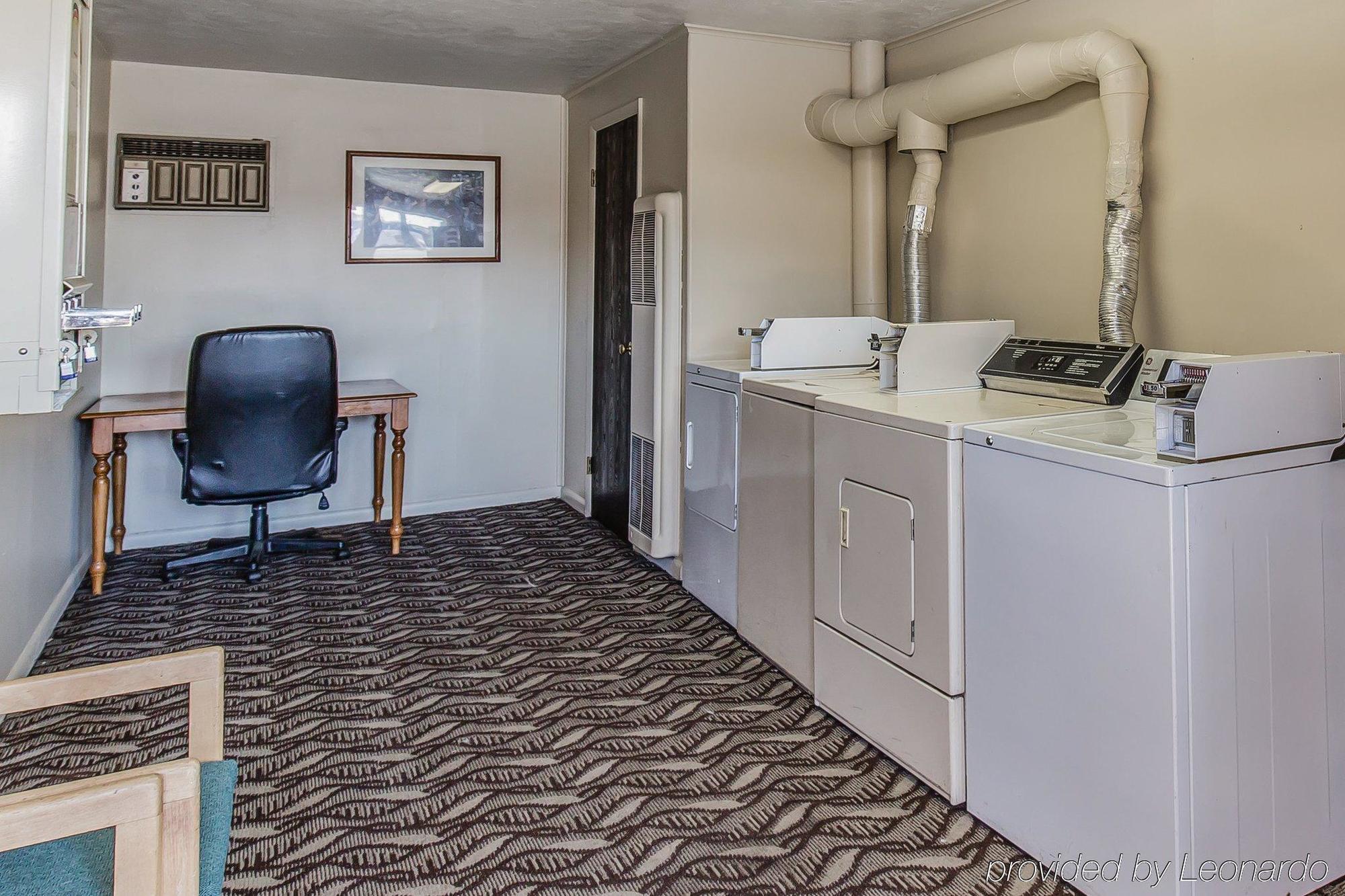 Econo Lodge Downtown Вернал Экстерьер фото