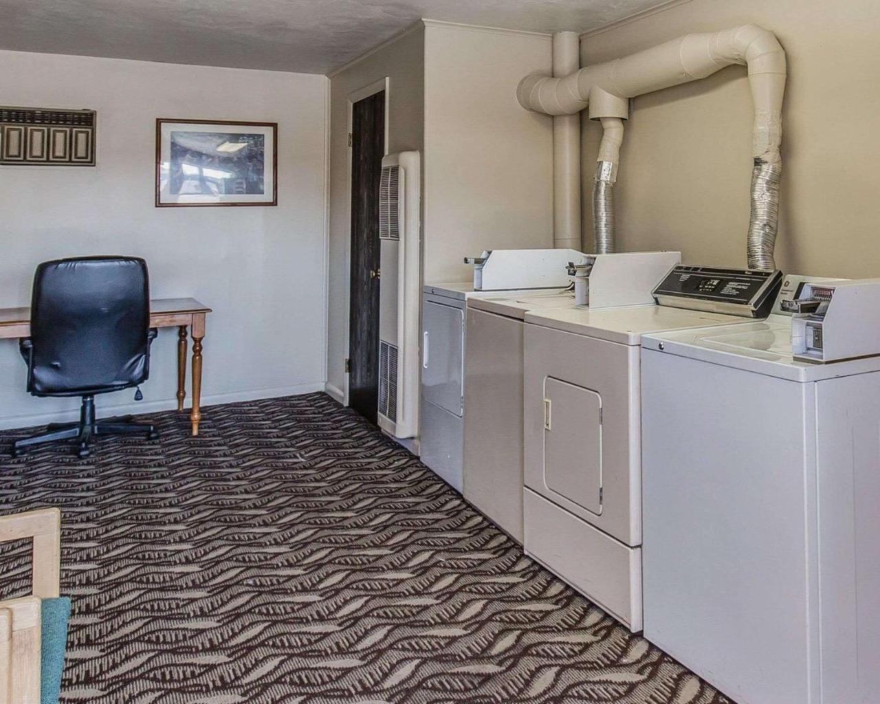 Econo Lodge Downtown Вернал Экстерьер фото